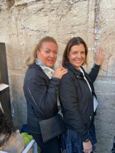 Hayley and her mum at the kotel for shabbat
